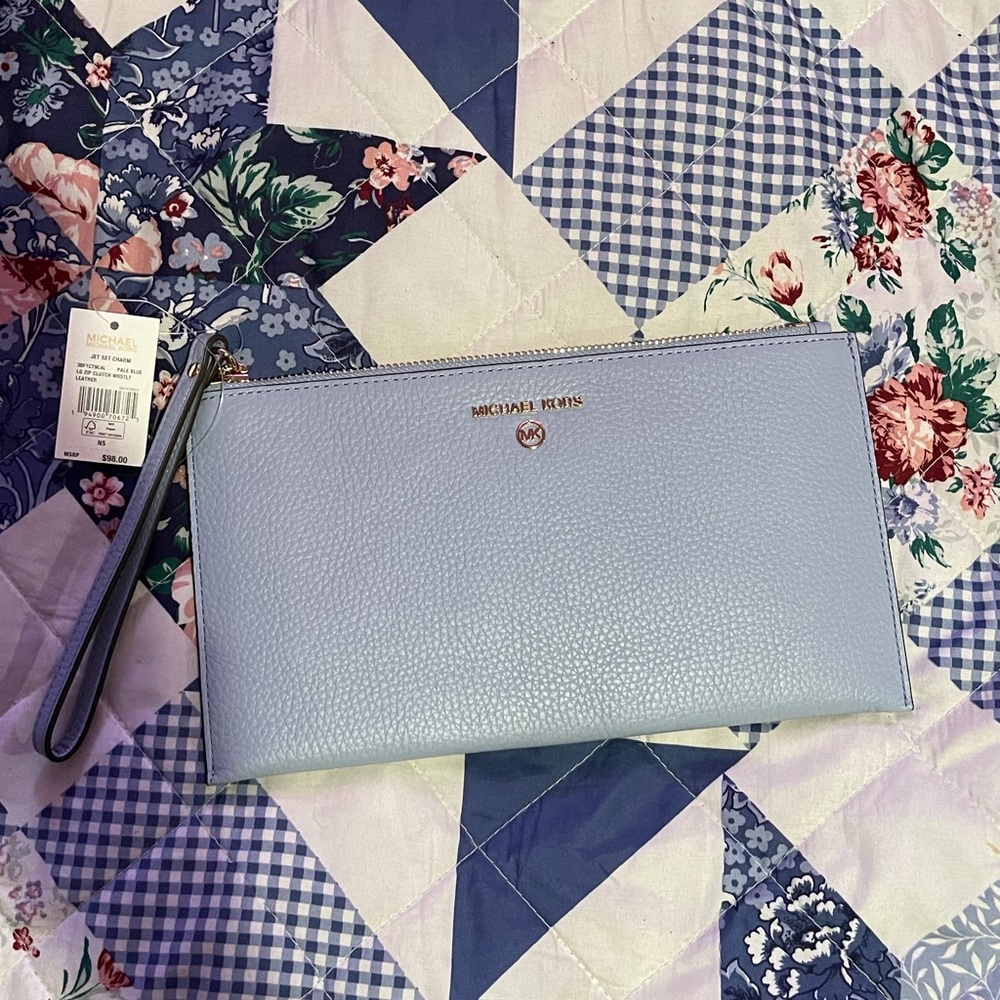 Micheal kors Wristlet with compartments